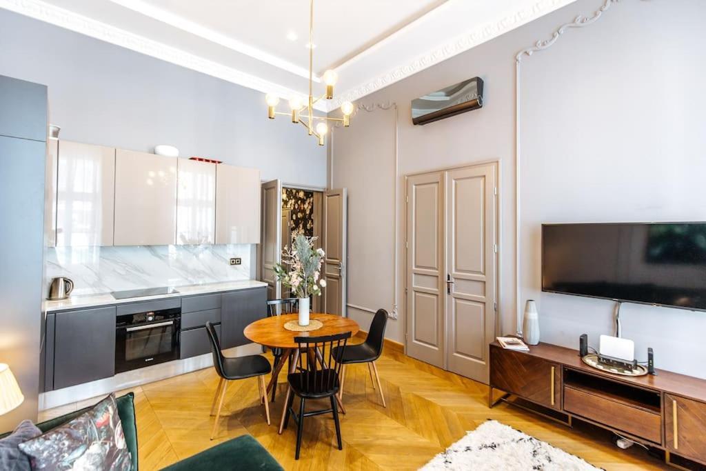 Luxury Andrassy 2 Bedroom Apartment