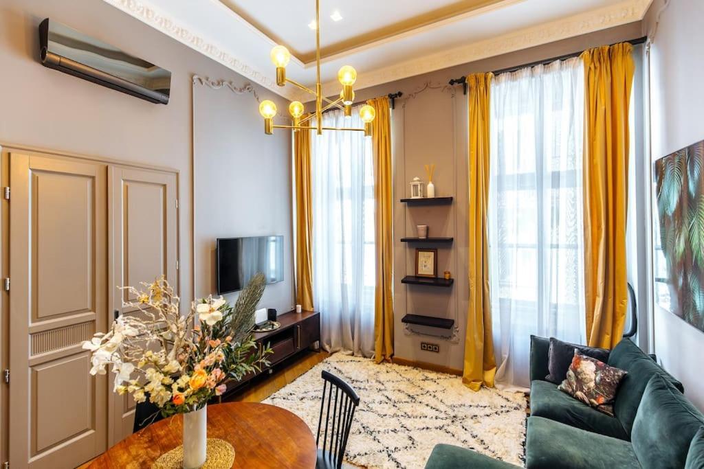 Luxury Andrassy 2 Bedroom Apartment Budapest