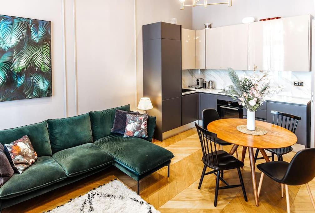 Luxury Andrassy 2 Bedroom Apartment Budapest