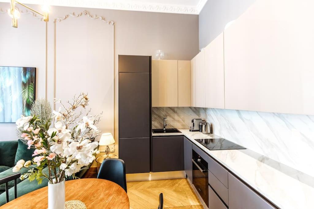 Luxury Andrassy 2 Bedroom Apartment *