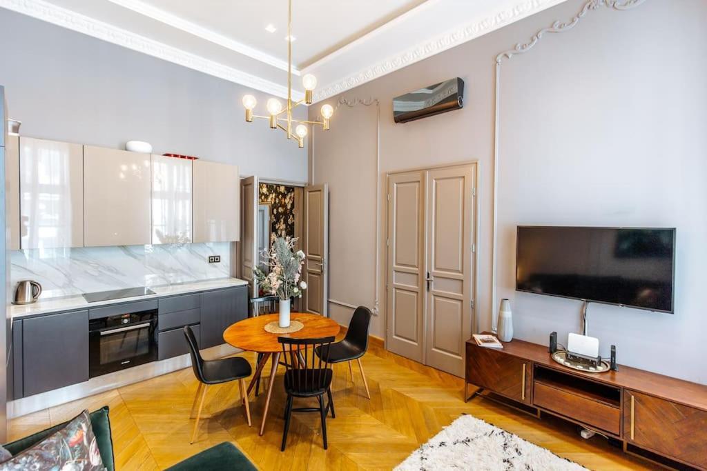 Luxury Andrassy 2 Bedroom Apartment