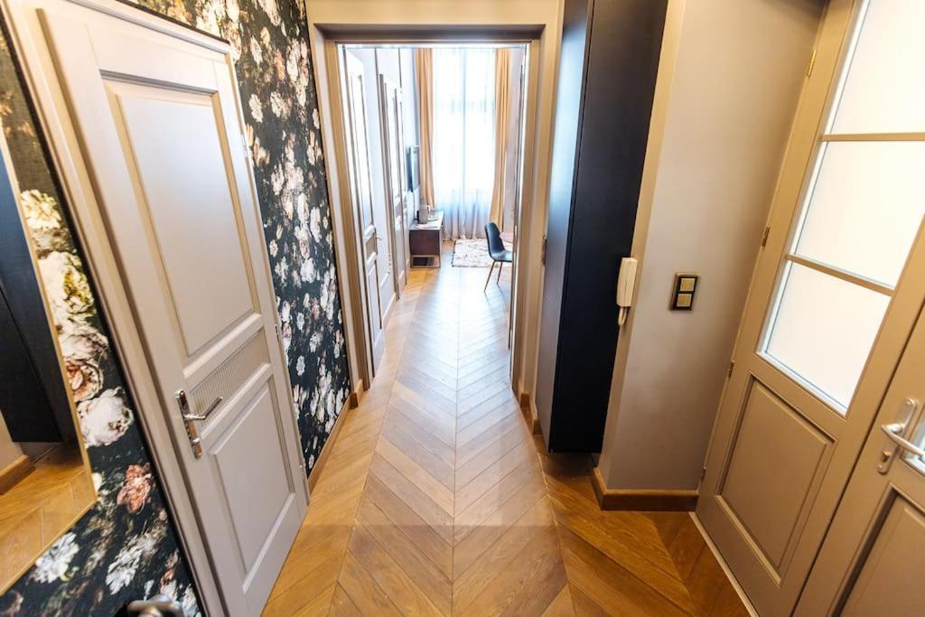Luxury Andrassy 2 Bedroom Apartment *