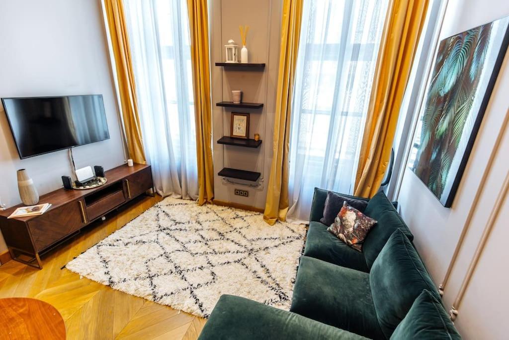 Luxury Andrassy 2 Bedroom Apartment *