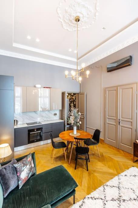 Apartment Luxury Andrassy 2 Bedroom Budapest