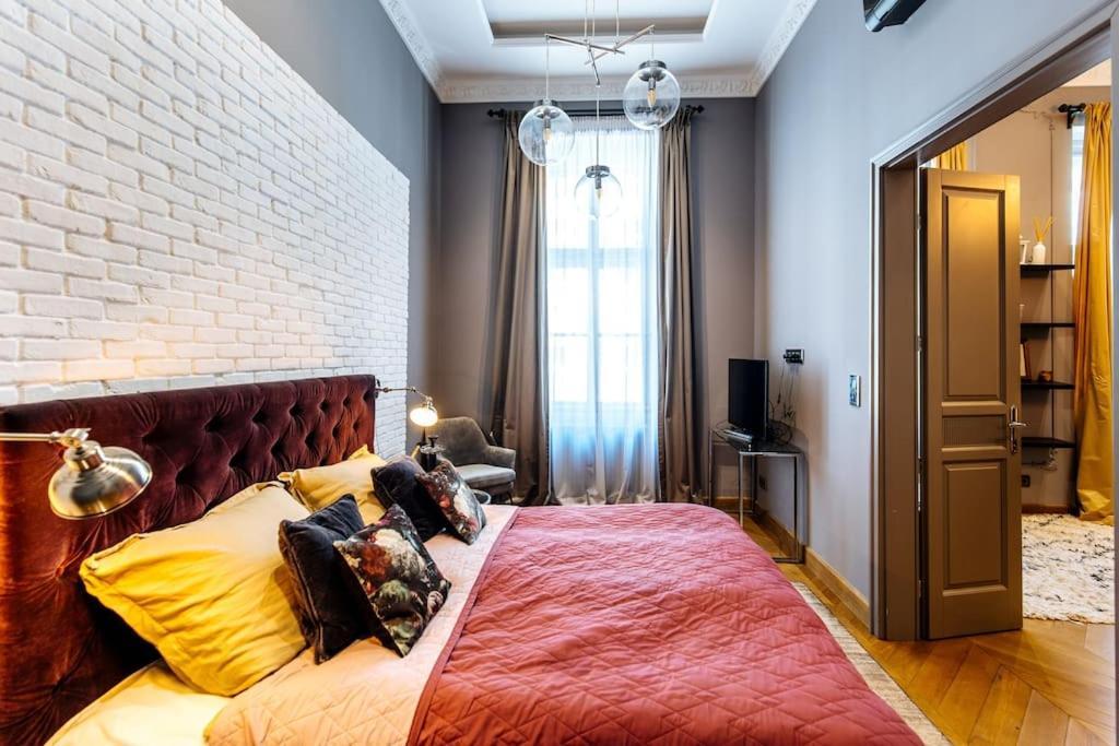 Luxury Andrassy 2 Bedroom Apartment *