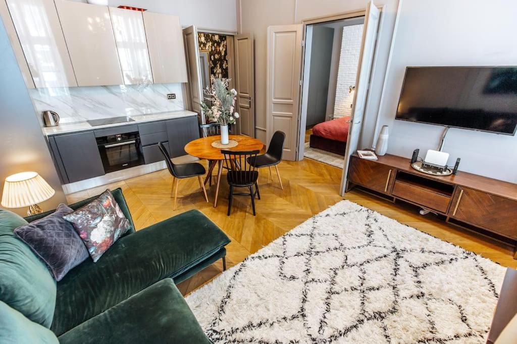 Luxury Andrassy 2 Bedroom Apartment *