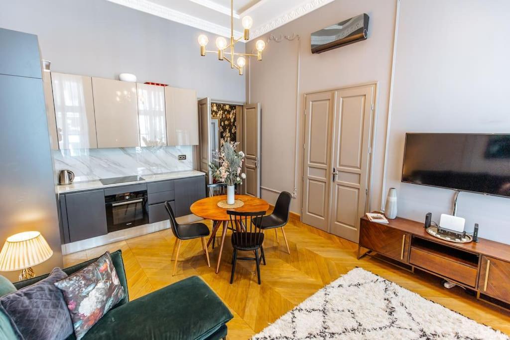 Luxury Andrassy 2 Bedroom Apartment
